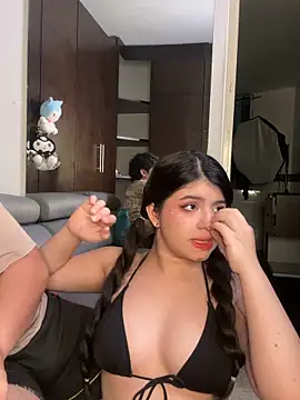 EmilyAndAndrew online show from May 9, 4:28 am