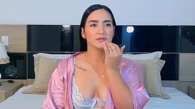 Snapshot of MaraGrief_ chatting on April 5, 2:42 am MaraGrief online show from April 5, 2:42 am