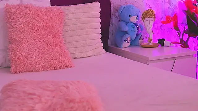 Snapshot of EllinaNuria chatting on April 16, 5:08 am EllinaNuria online show from April 16, 5:08 am