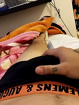 Snapshot of miiich86 chatting on April 8, 5:51 am miiich86 online show from April 8, 5:51 am