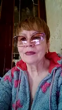 Snapshot of SophieBurns chatting on April 22, 11:45 am SophieBurns online show from April 22, 11:45 am