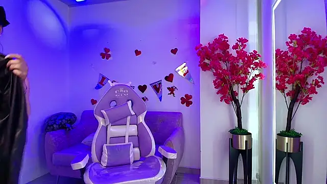 Snapshot of Alanna__scott chatting on February 19, 3:35 am Alanna scott online show from February 19, 3:35 am