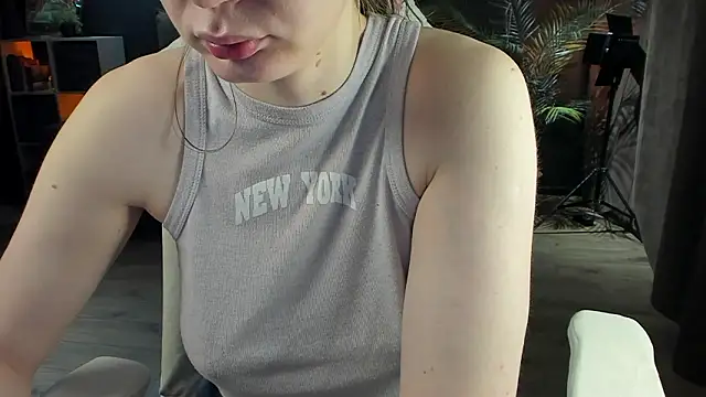 Snapshot of yours_ann chatting on March 11, 2:39 am yours ann online show from March 11, 2:39 am