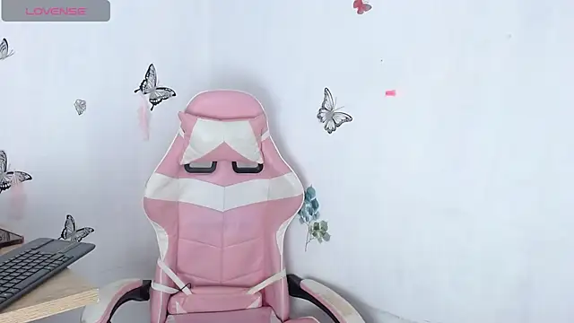 Snapshot of helen_kineett chatting on March 28, 4:50 pm helen kineett online show from March 28, 4:50 pm