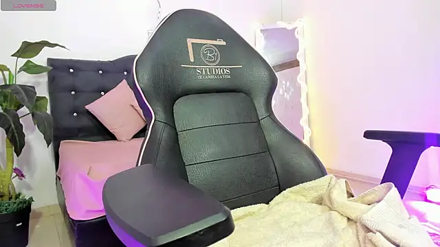 LUNAKITTY TAY online show from April 4, 11:29 am