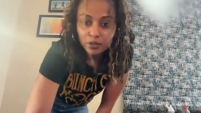 Snapshot of Goldie_Glows63 chatting on March 6, 6:43 am Goldie Glows63 online show from March 6, 6:43 am