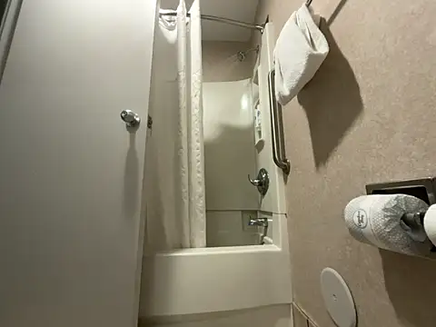 Snapshot of Goldie_Glows63 chatting on April 1, 5:08 am Goldie Glows63 online show from April 1, 5:08 am