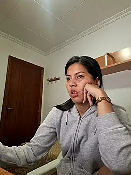 Snapshot of ZeforAitanna chatting on April 7, 9:21 am ZeforAitanna online show from April 7, 9:21 am