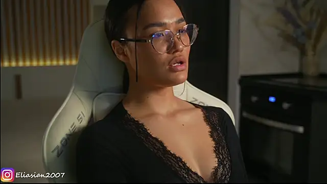 Snapshot of Eliasian chatting on March 31, 12:27 pm Eliasian online show from March 31, 12:27 pm