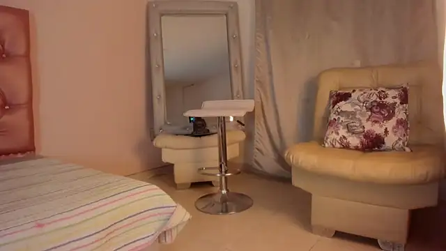 Snapshot of shantall_cruzz chatting on March 24, 3:44 am shantall cruzz online show from March 24, 3:44 am