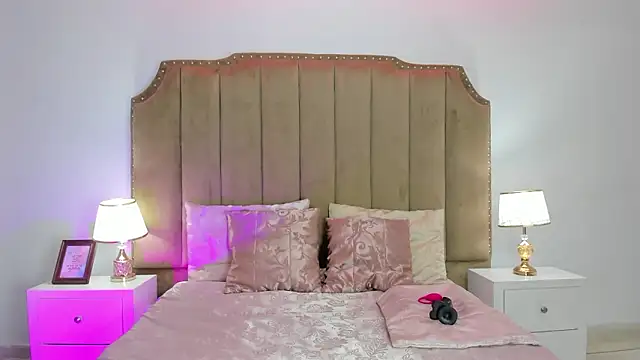 Snapshot of Alessiia_Moon chatting on March 13, 1:18 pm Alessiia Moon online show from March 13, 1:18 pm