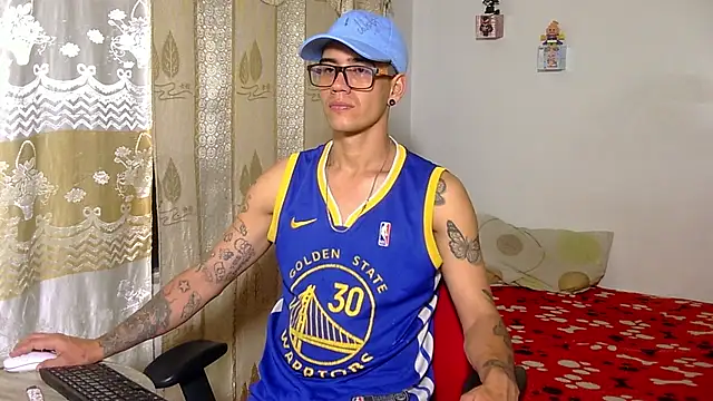 Snapshot of kylian_n chatting on February 8, 2:48 am kylian n online show from February 8, 2:48 am