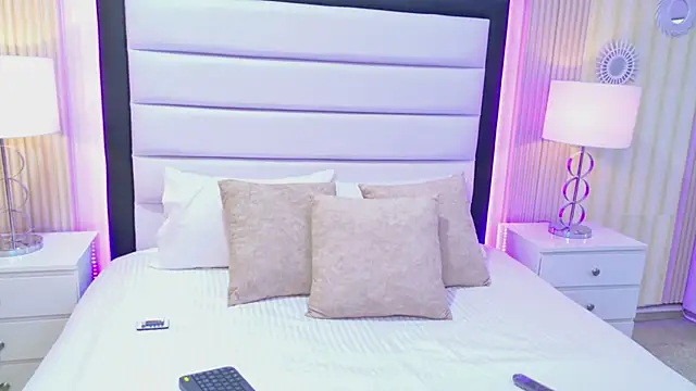 LaurenHazell online show from February 15, 8:02 am