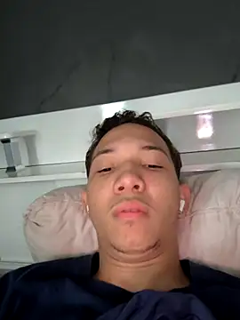 Snapshot of Gustavo153346 chatting on February 19, 11:28 am Gustavo153346 online show from February 19, 11:28 am