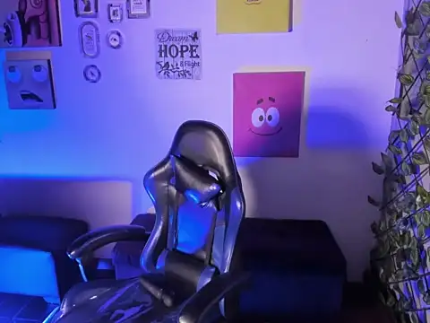 Juli W online show from March 20, 8:03 pm