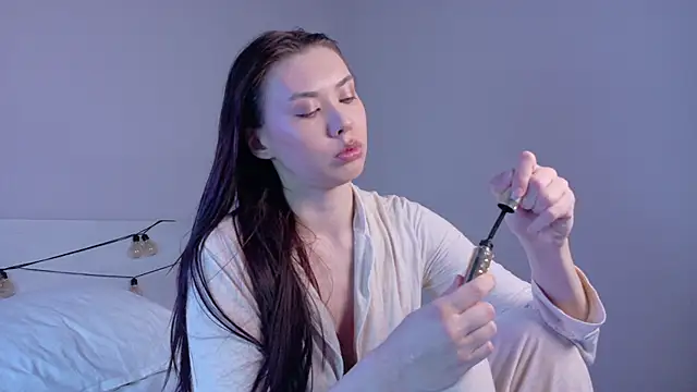 gwenonl1ne online show from April 25, 1:25 pm