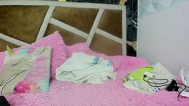 Snapshot of Kimmy_london19 chatting on March 18, 2:26 am Kimmy london19 online show from March 18, 2:26 am