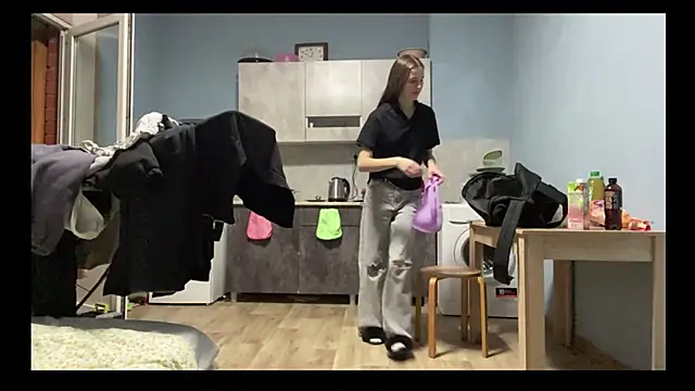 LinaWills online show from March 12, 6:03 pm