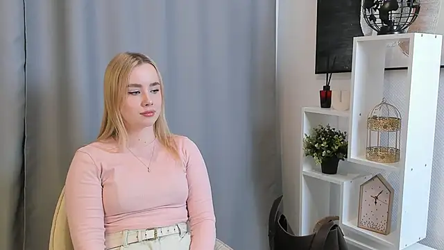 Snapshot of IvetteLabore chatting on February 9, 1:15 pm IvetteLabore online show from February 9, 1:15 pm