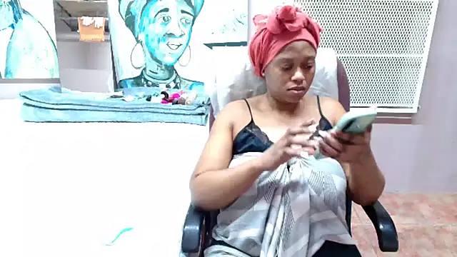 Snapshot of TyraHotxxx chatting on April 12, 9:14 am TyraHotxxx online show from April 12, 9:14 am