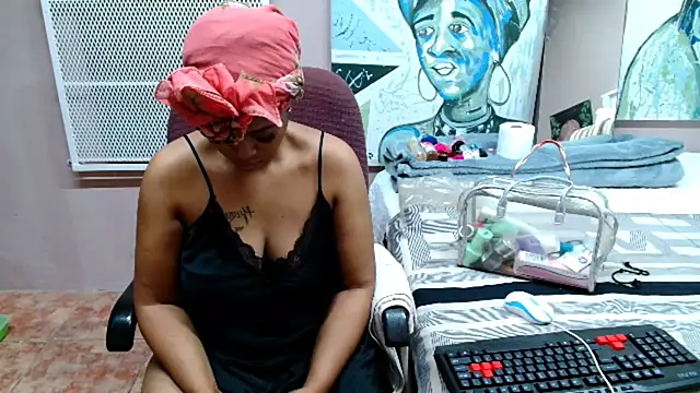 Snapshot of TyraHotxxx chatting on April 13, 4:29 am TyraHotxxx online show from April 13, 4:29 am