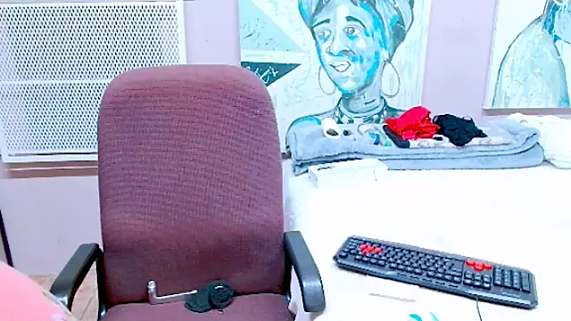 Snapshot of TyraHotxxx chatting on May 14, 6:09 am TyraHotxxx online show from May 14, 6:09 am