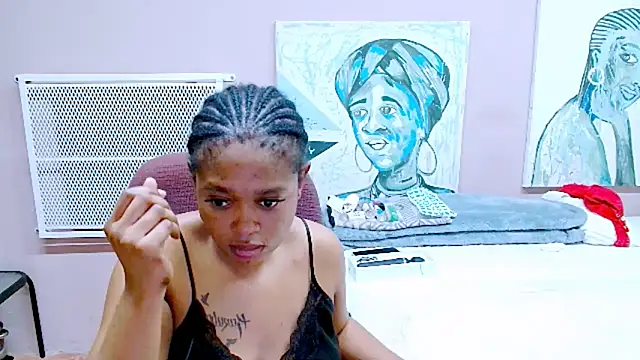 Snapshot of TyraHotxxx chatting on May 15, 1:12 am TyraHotxxx online show from May 15, 1:12 am