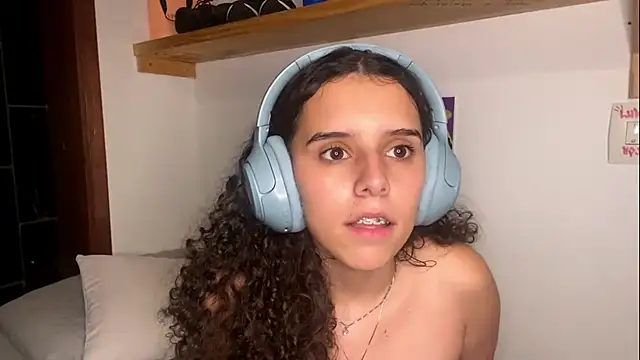 Snapshot of WinnieKloth chatting on February 13, 10:39 pm WinnieKloth online show from February 13, 10:39 pm