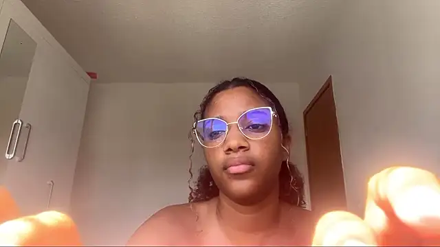 Snapshot of LaraCampbel chatting on February 13, 12:56 pm LaraCampbel online show from February 13, 12:56 pm