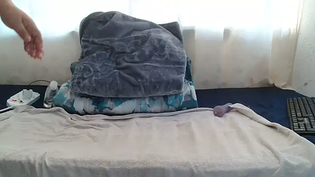 Snapshot of Sweet-Bella17 chatting on April 26, 2:26 pm Sweet-Bella17 online show from April 26, 2:26 pm
