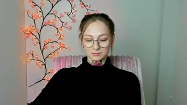 Snapshot of Esmi_Winter chatting on April 7, 6:52 pm Esmi Winter online show from April 7, 6:52 pm