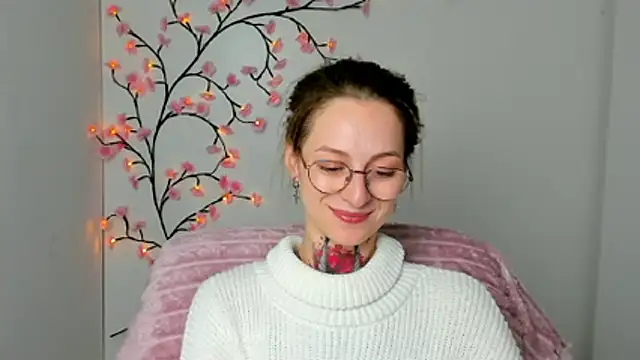 Snapshot of Esmi_Winter chatting on April 11, 11:14 am Esmi Winter online show from April 11, 11:14 am