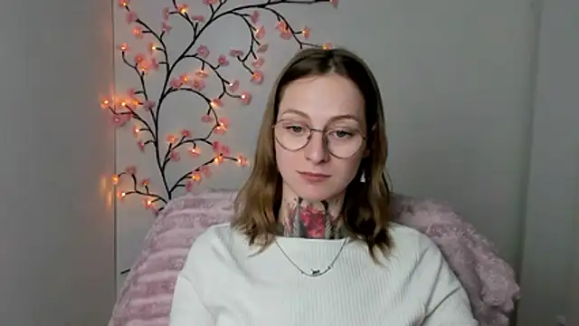 Snapshot of Esmi_Winter chatting on April 14, 5:30 pm Esmi Winter online show from April 14, 5:30 pm