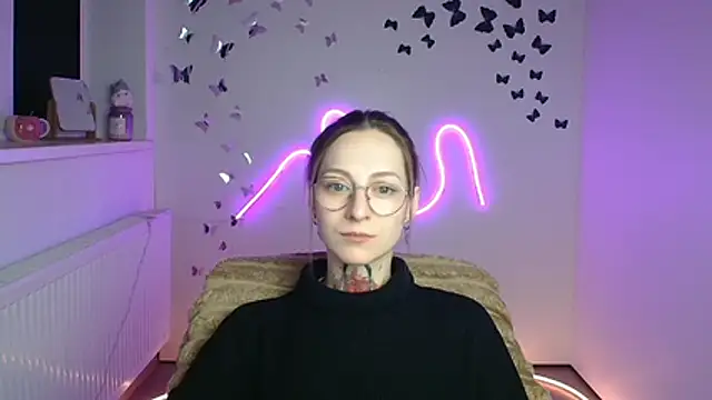 Snapshot of Esmi_Winter chatting on April 15, 11:28 am Esmi Winter online show from April 15, 11:28 am