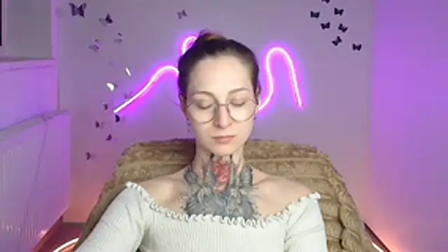 Snapshot of Esmi_Winter chatting on April 18, 11:25 am Esmi Winter online show from April 18, 11:25 am