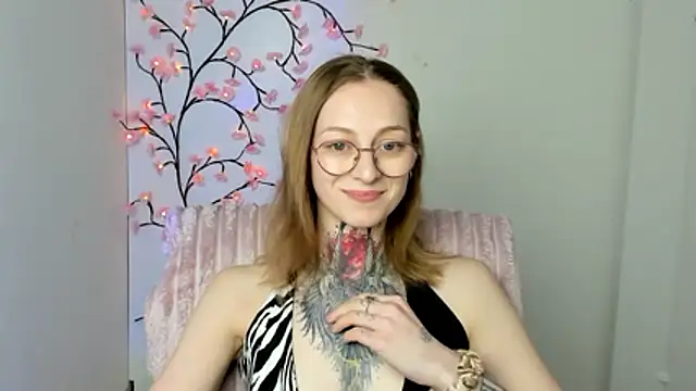 Snapshot of Esmi_Winter chatting on April 19, 6:10 pm Esmi Winter online show from April 19, 6:10 pm