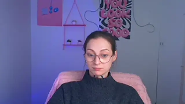 Snapshot of Esmi_Winter chatting on April 23, 11:42 am Esmi Winter online show from April 23, 11:42 am