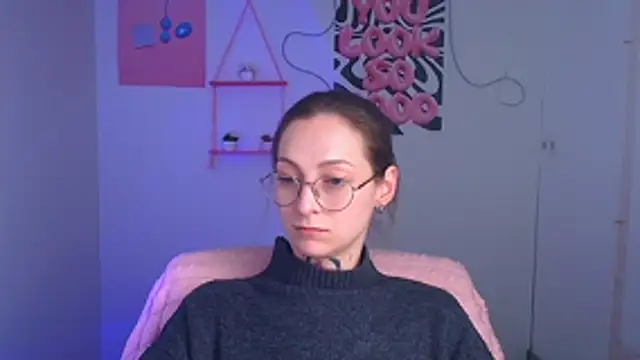Snapshot of Esmi_Winter chatting on April 23, 12:29 pm Esmi Winter online show from April 23, 12:29 pm