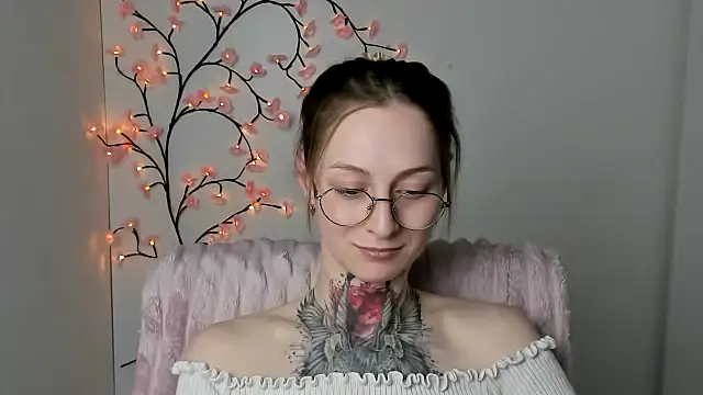 Snapshot of Esmi_Winter chatting on April 29, 6:03 pm Esmi Winter online show from April 29, 6:03 pm