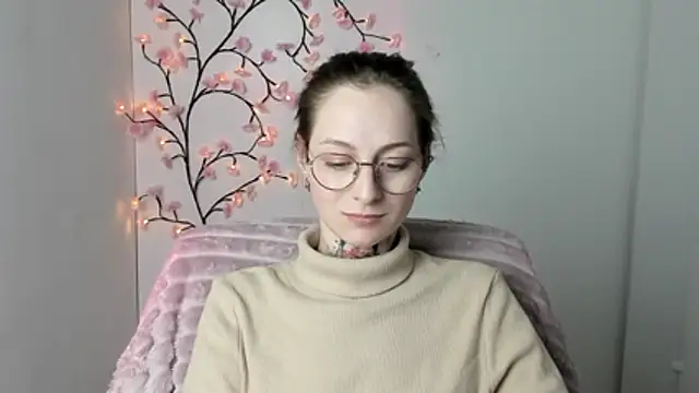 Snapshot of Esmi_Winter chatting on April 30, 6:14 pm Esmi Winter online show from April 30, 6:14 pm