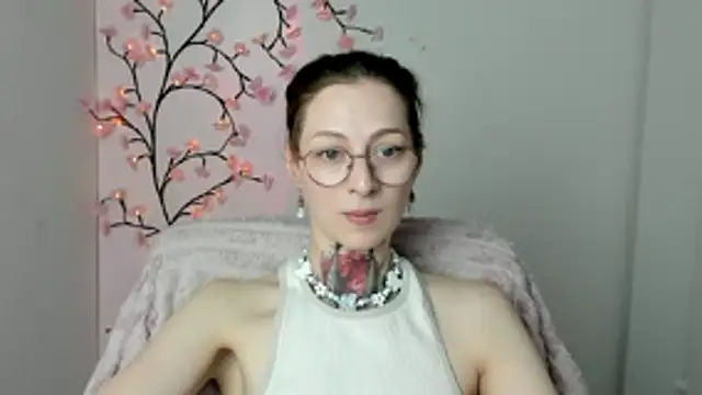 Snapshot of Esmi_Winter chatting on May 6, 11:26 am Esmi Winter online show from May 6, 11:26 am