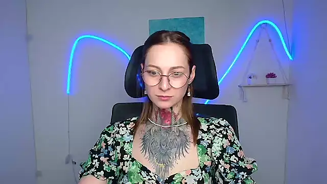 Snapshot of Esmi_Winter chatting on May 7, 11:48 am Esmi Winter online show from May 7, 11:48 am