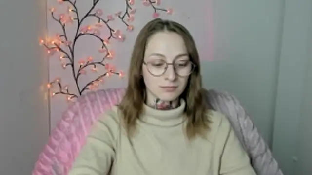 Snapshot of Esmi_Winter chatting on May 11, 6:16 pm Esmi Winter online show from May 11, 6:16 pm