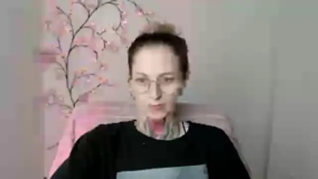 Snapshot of Esmi_Winter chatting on May 12, 5:54 pm Esmi Winter online show from May 12, 5:54 pm