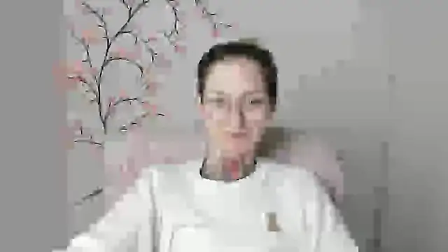 Snapshot of Esmi_Winter chatting on May 18, 5:41 pm Esmi Winter online show from May 18, 5:41 pm