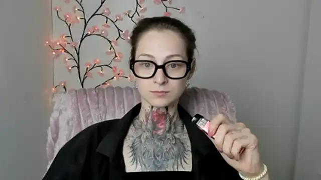 Snapshot of Esmi_Winter chatting on May 21, 6:04 pm Esmi Winter online show from May 21, 6:04 pm