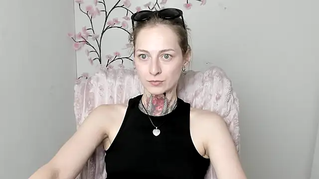 Snapshot of Esmi_Winter chatting on June 25, 11:04 am Esmi Winter online show from June 25, 11:04 am