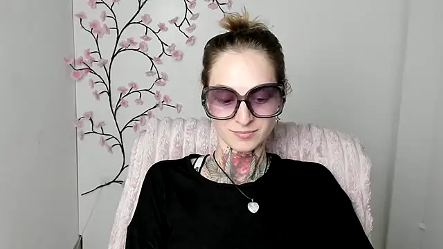 Snapshot of Esmi_Winter chatting on July 11, 11:35 am Esmi Winter online show from July 11, 11:35 am