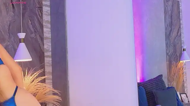 Hannah-Prada online show from March 18, 11:35 am