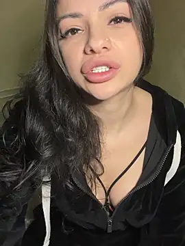 Layana Ro online show from February 10, 8:35 pm